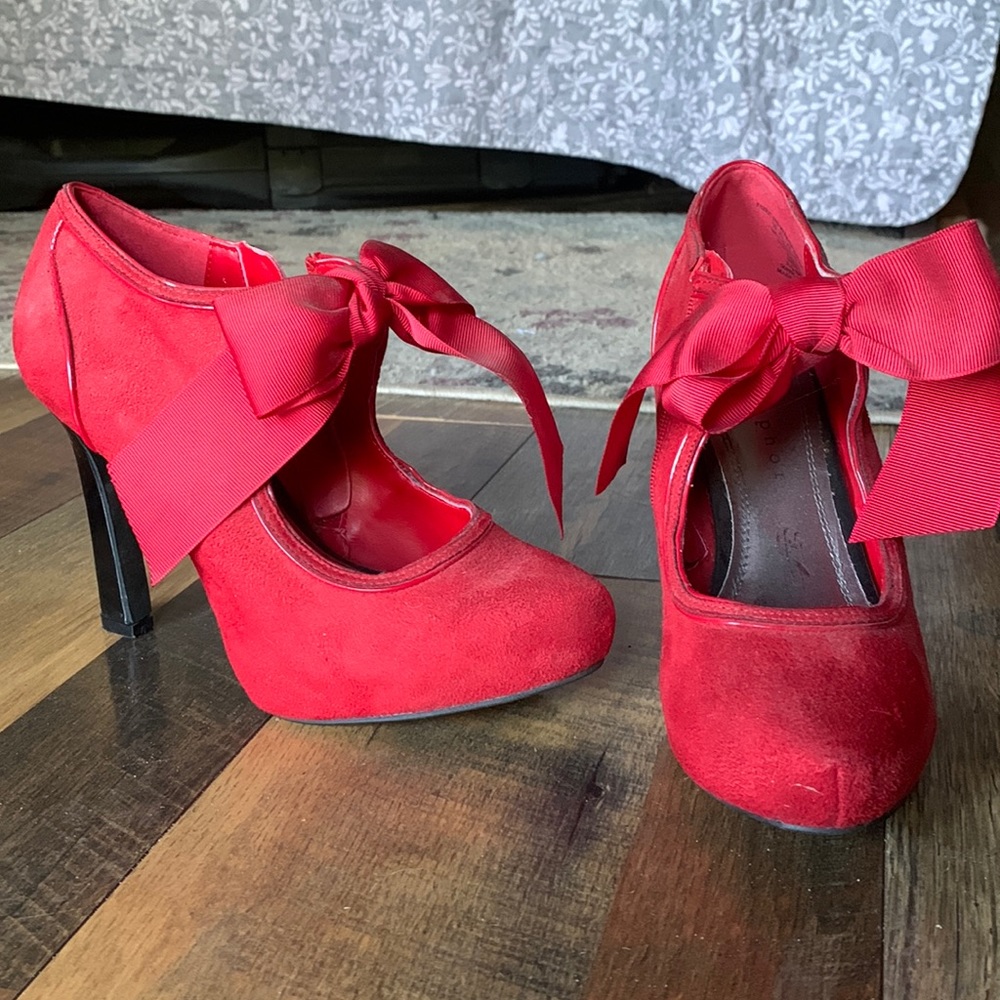 Size 6 red metaphor shoe